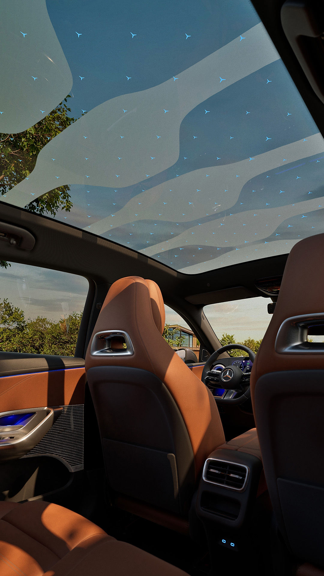 12431499_2025_MB_GCH_GLC_BEV_ProdStillUnreal_13c-INT-Panoramic-Roof-Sky-Control_9-16
